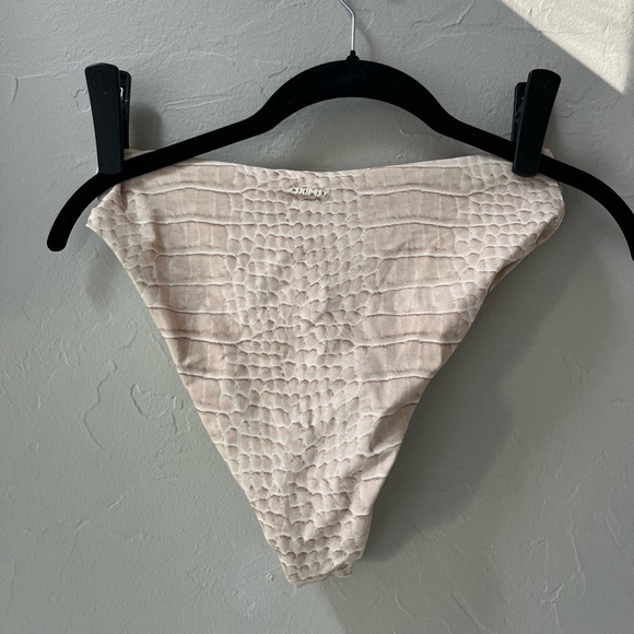 SKIMS SWIM MID WAIST BIKINI BOTTOM IN EGRET CROCODILE PRINT S M - Picture 2 of 4